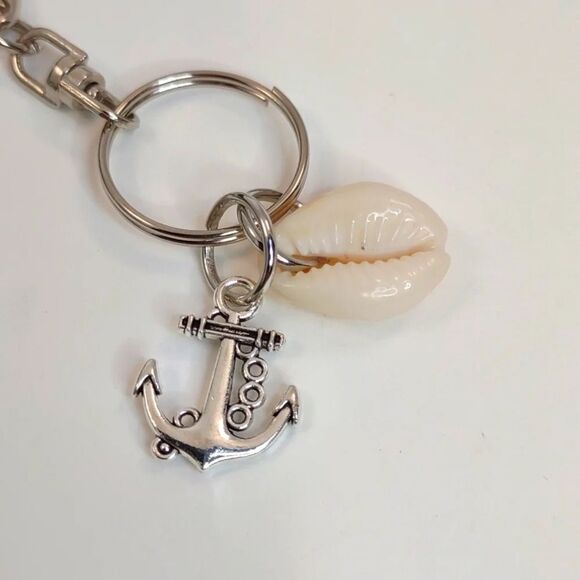 Seashell Keyring Anchor and Puka Shell Florida - Picture 3 of 9